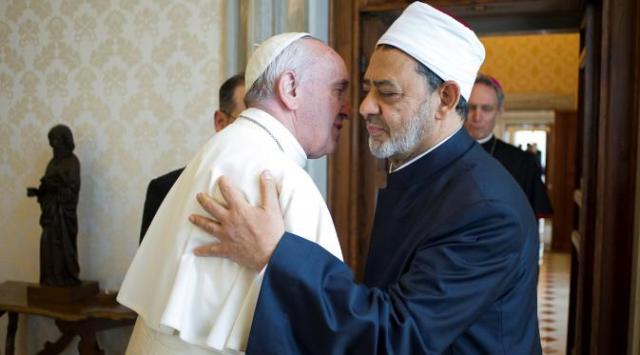 Pelukan Bersejarah Paus Fransiskus Pada Imam Besar Al Azhar Di Vatikan ...