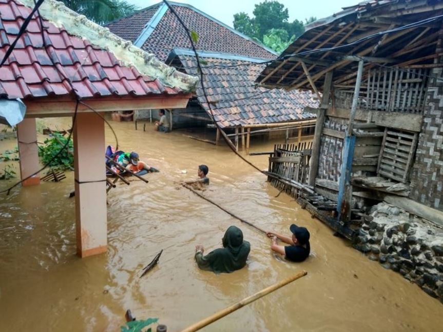 Banjir dan Longsor Terjang 12 Desa di Lebak, Banten  Abadikini.com