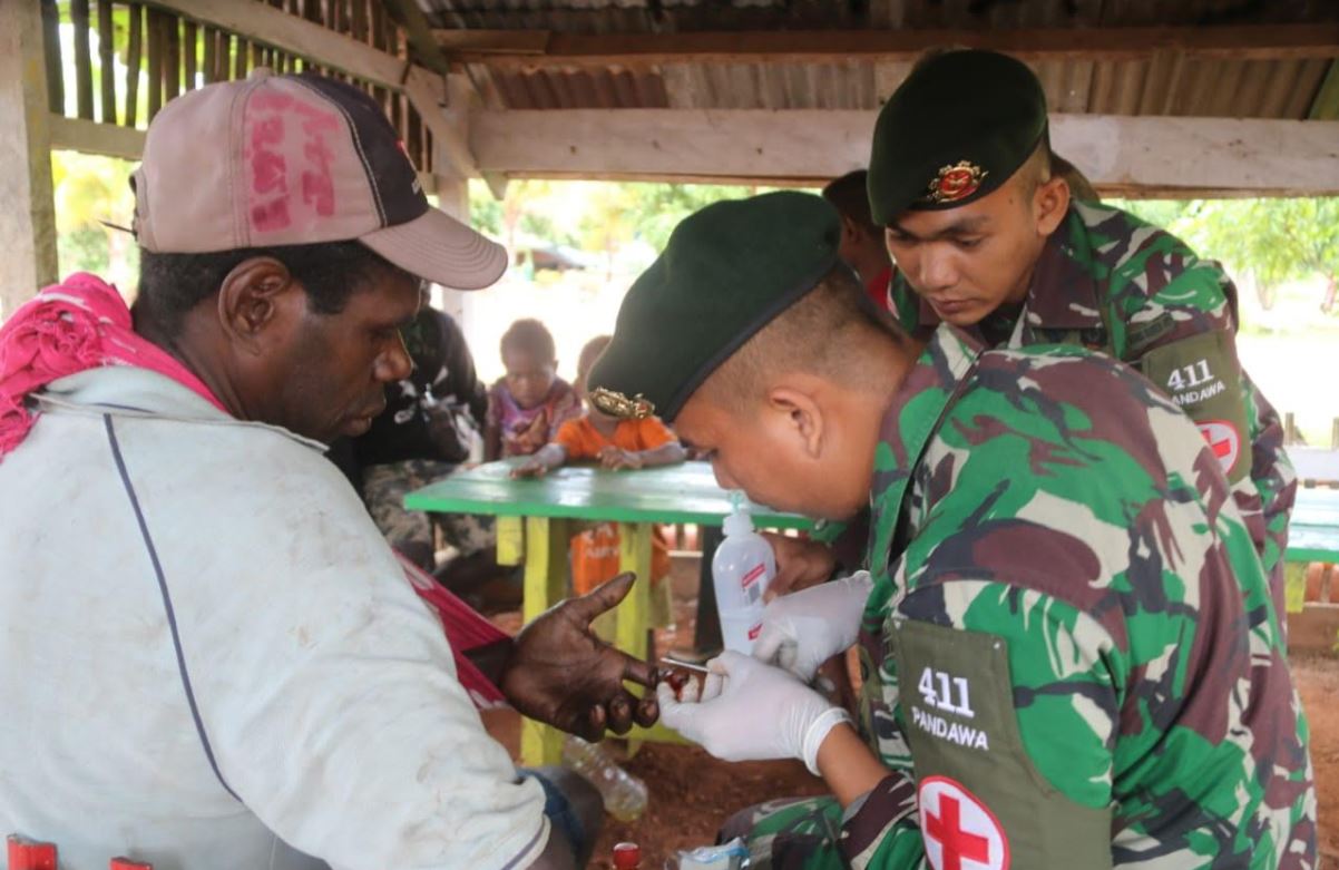 Terluka Kena Parang, Warga Papua Nugini Ini Langsung Diobati Anggota