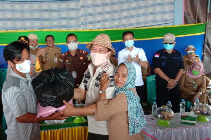 Bupati Ruksamin Serahkan Bantuan Sembako Tahap Ii Di Kecamatan Wawolesea Dan Lembo Abadikini Com