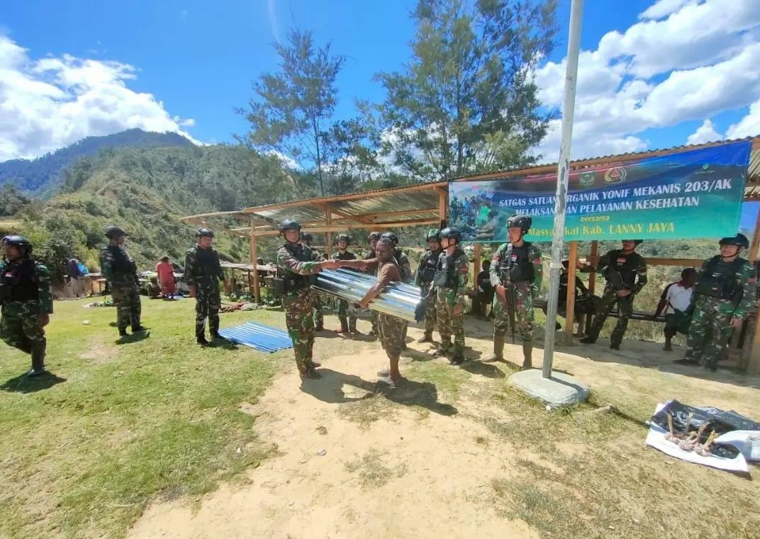 Bersama Masyarakat Satgas Yonif 203/AK Adakan Karya Bhakti di Pasar Popome