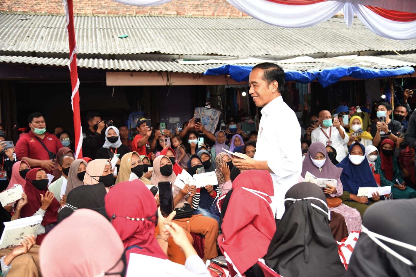 Presiden Jokowi Serahkan Bansos di Pasar Toboali Bangka Selatan