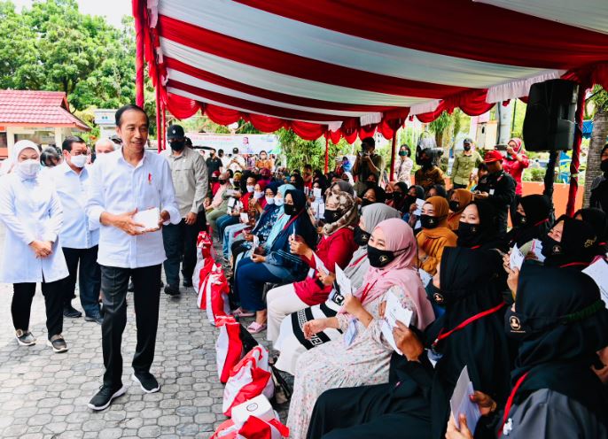 Presiden Jokowi Serahkan Sejumlah Bantuan Sosial di Balikpapan