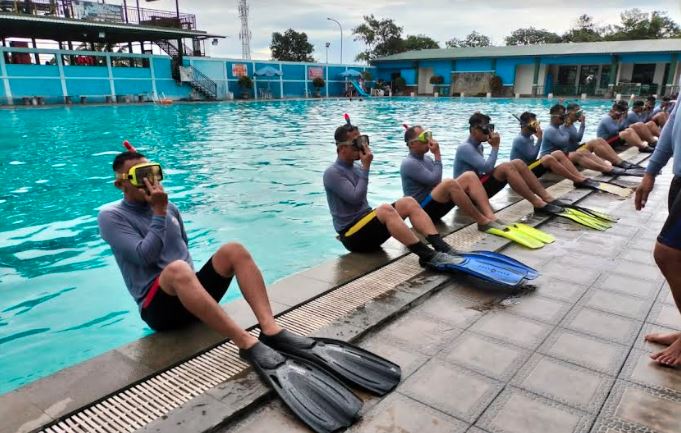 Personel Bakamla RI Gelar Latihan Selam