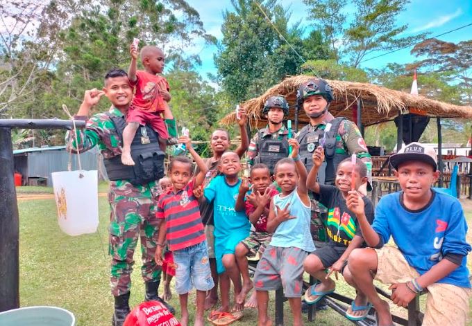 Pentingnya Hidup Bersih, Prajurit TNI Ajarkan Anak-Anak Di Papua Cara Menggosok Gigi Yang Benar