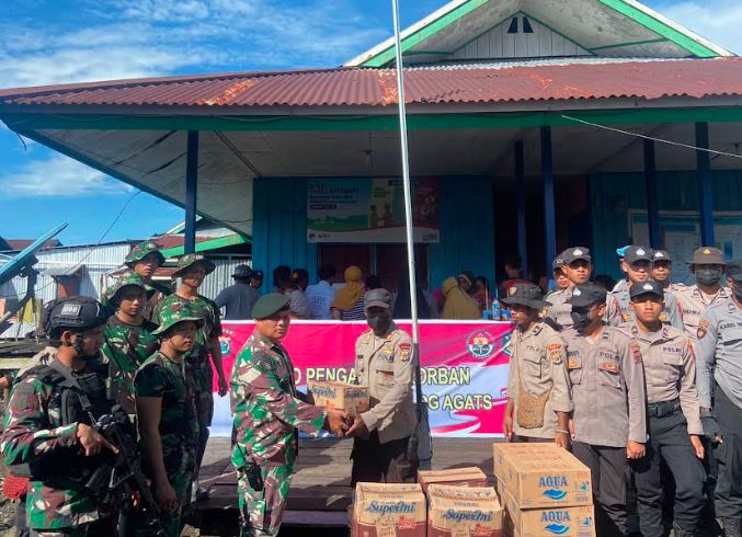 Satgas Yonif Raider 600/Modang Serahkan Bantuan Logistik untuk Korban Kebakaran Agats