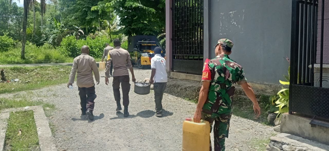 Babinsa Koramil 1710-07/Mapurujaya Bersama Polsek Mimika Timur Lakukan Sweeping Miras Lokal