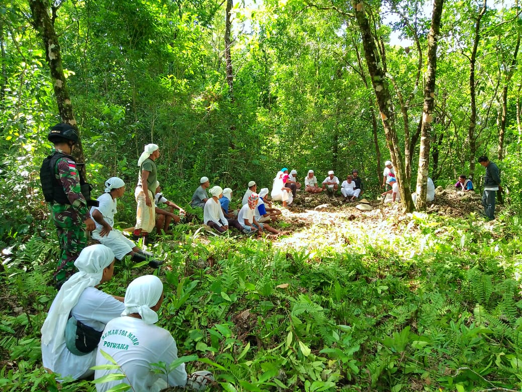 Prosesi Pengembalian Situs Makam Leluhur Marga Soa Tualeka