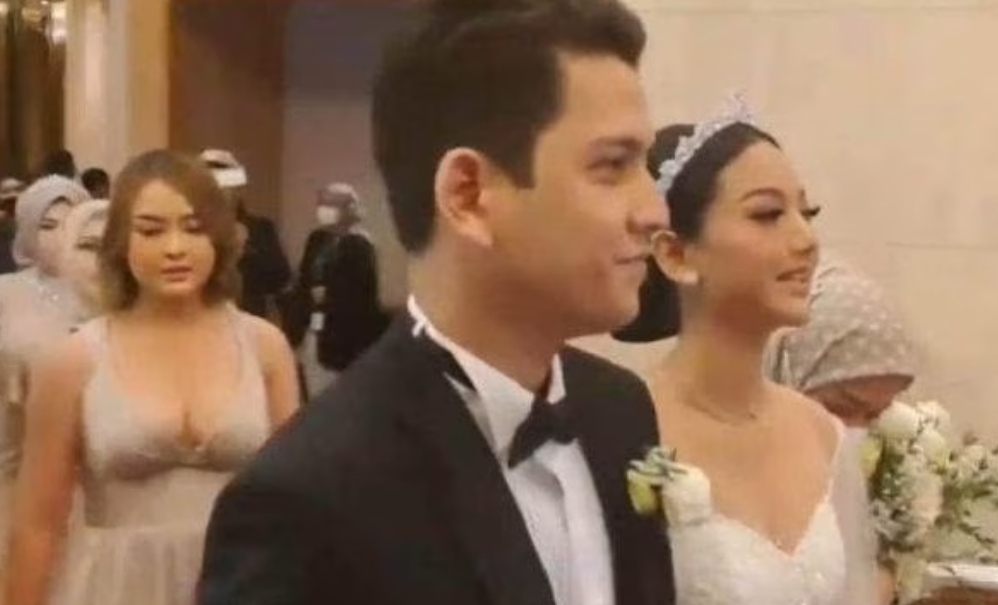 Tampil Jadi Bridesmaid, Belahan Dada Amanda Manopo Jadi Sorotan