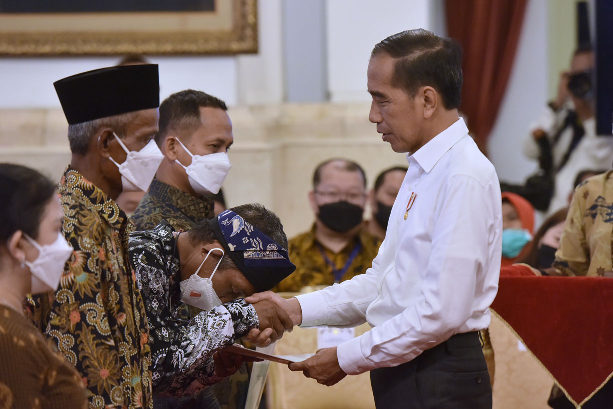 Jokowi Serahkan 1,55 Juta Sertifikat Tanah untuk Rakyat