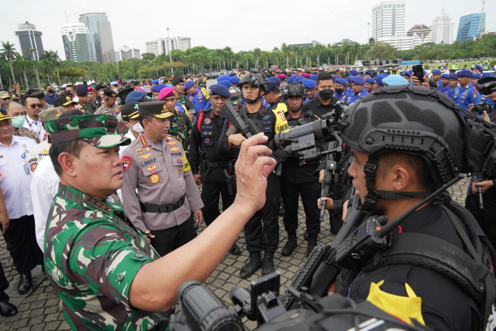 Panglima TNI: Pengamanan Nataru Prajurit TNI-Polri Harus Tetap Humanis