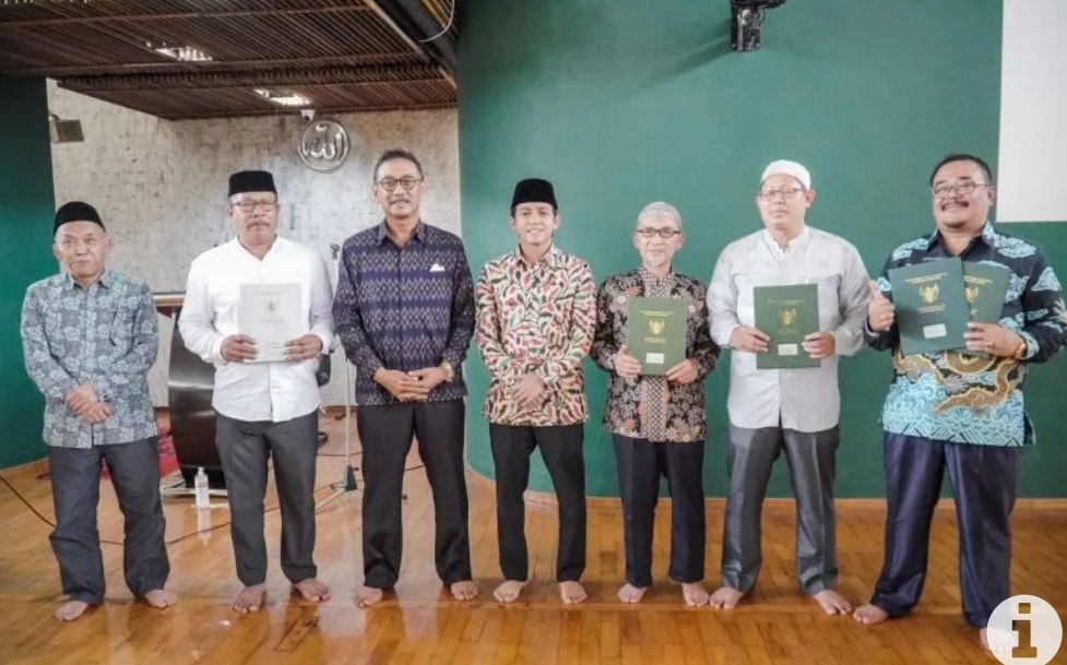 Wamen ATR/BPN Berikan Sertifikat RS Muhammadiyah-Masjid Persis Bandung