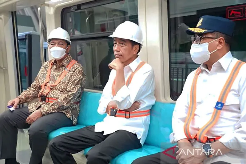 Saat Jokowi Jajal Naik Kereta LRT dari Cibubur ke Stasiun TMII