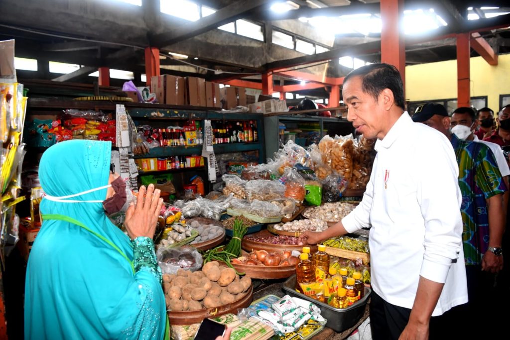 Jokowi Tinjau Aktivitas Perdagangan di Pasar Sentul