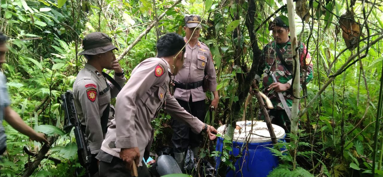 Babinsa dan Polisi Gelar Sweeping Miras Lokal