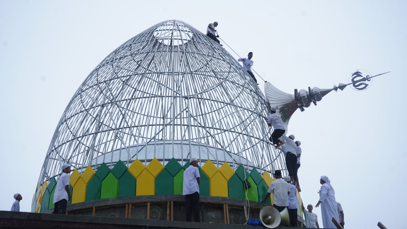 Wawali Tidore Muhammad Sinen Ikut Angkat Tiang Alif Masjid Al-Falah Desa Kusu