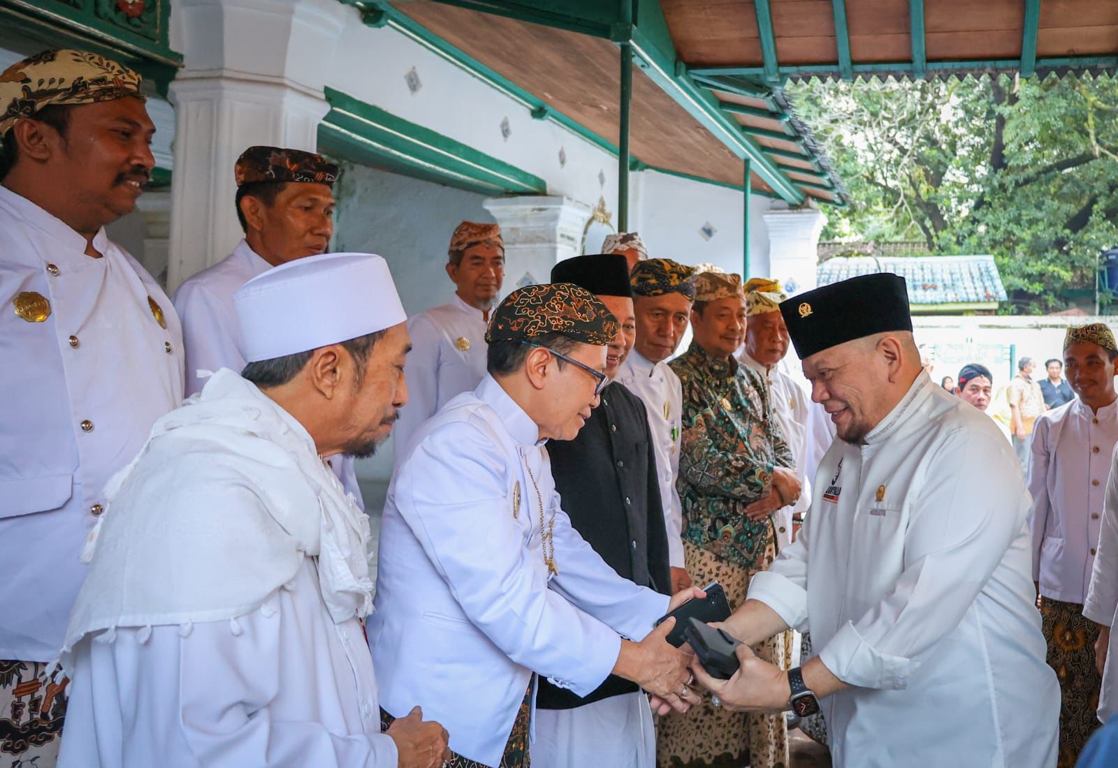 LaNyalla Buka Puasa bersama Sultan dan Masyarakat di Keraton Kasepuhan Cirebon