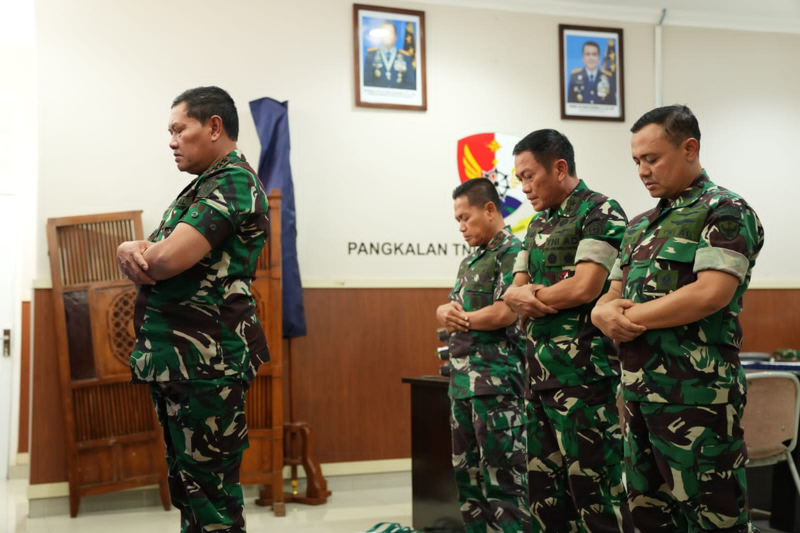 Panglima TNI Pimpin Sholat Sebelum Rapat Evaluasi Operasi SAR Pilot Susi Air