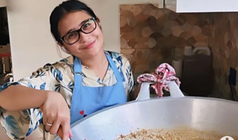 Rayakan Lebaran, Prilly Latuconsina Masak Besar