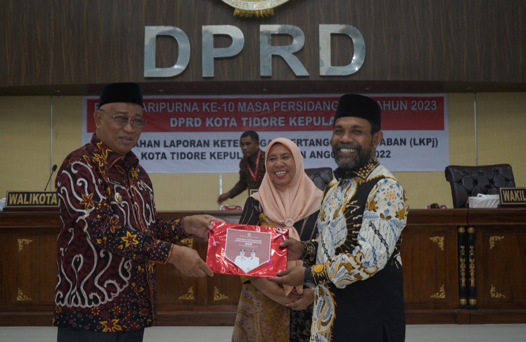 Ali Ibrahim Serahkan LKPJ Kota Tidore  di Paripurna DPRD ke-10