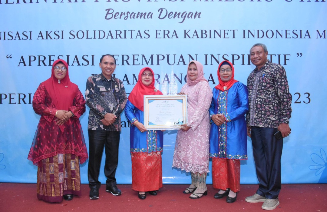 Rosita Hamja Guru Asal Tidore Raih Penghargaan Perempuan Hebat dan Tangguh