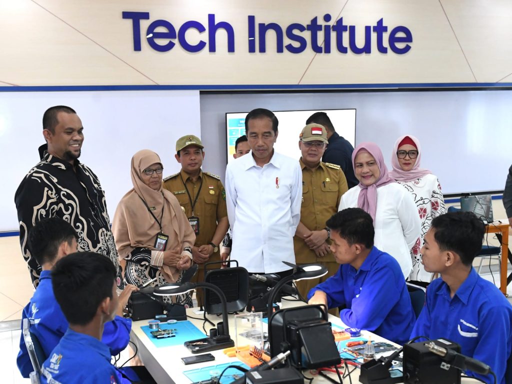 Jokowi Apresiasi Penerapan “Link and Match” antara SMK dan Dunia Industri