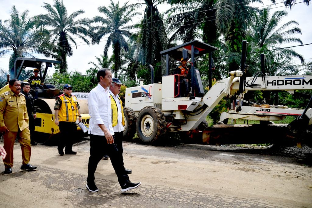 Jokowi Anggarkan Rp14 Triliun Untuk Perbaikan Jalan Selama 2023 ...