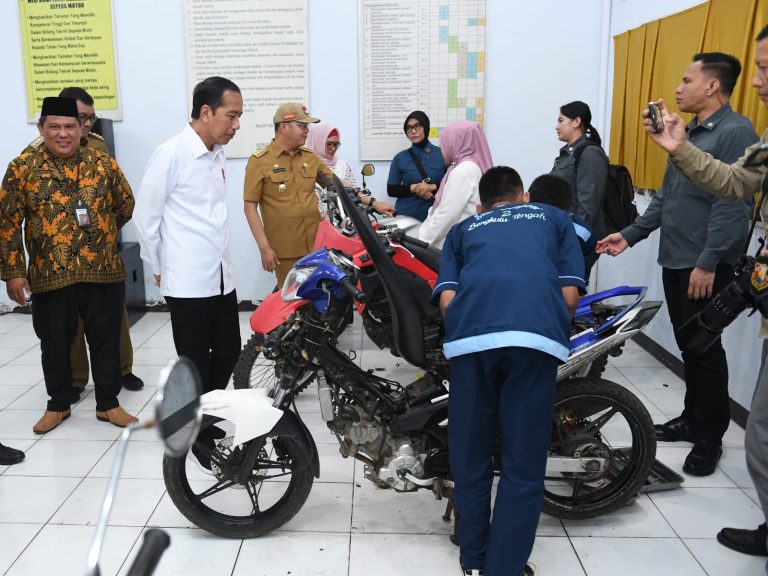 Jokowi Tinjau Kegiatan Pembelajaran di SMKN 2 Kabupaten Bengkulu Tengah