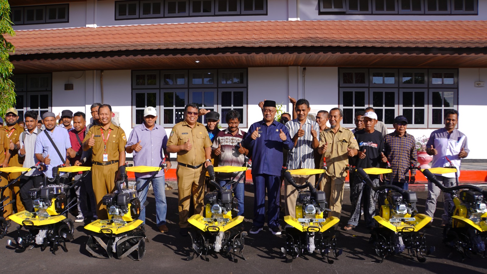 Ali Ibrahim Serahkan Bantuan Cultivator untuk 47 Kelompok Tani