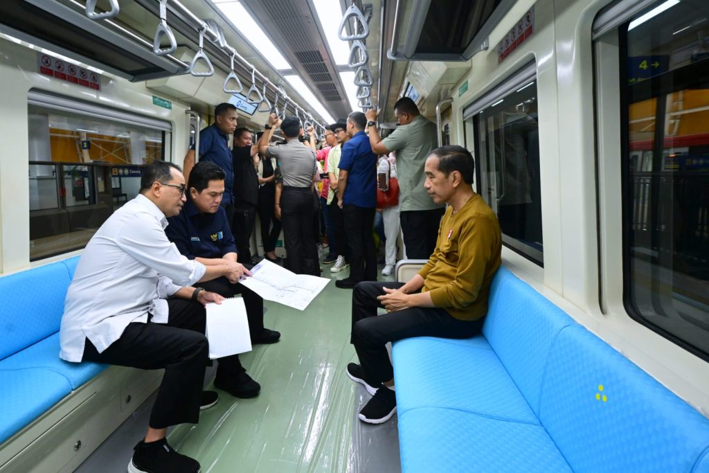 Tinjau LRT Jabodebek, Jokowi: Keselamatan Harus Diutamakan