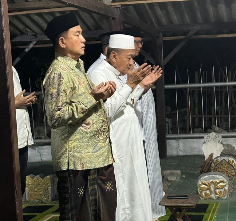 Kiyai Langitan Ajak Yusril Ihza Mahendra Ziarah ke Makam KH Abdullah Faqih