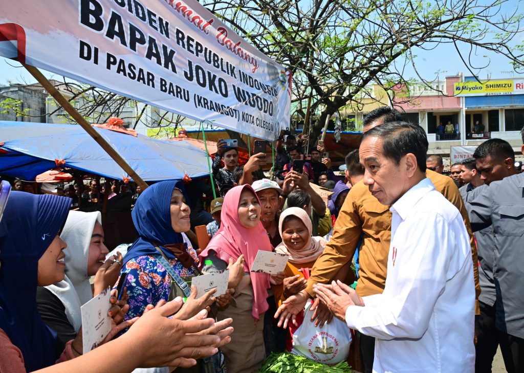 Tinjau Pasar Kranggot, Jokowi: Harga Bahan Pangan Sangat Baik