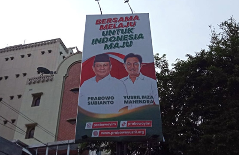 Baliho Prabowo-Yusril Terpasang Dekat Kantor PBNU