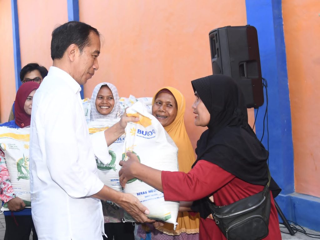 Jokowi Serahkan Bantuan Pangan bagi Masyarakat di Bandar Lampung