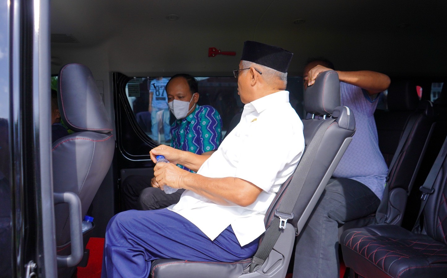 Walikota Tidore Ali Ibrahim Terima 20 Mini Bus Bantuan dari Kemenhub RI