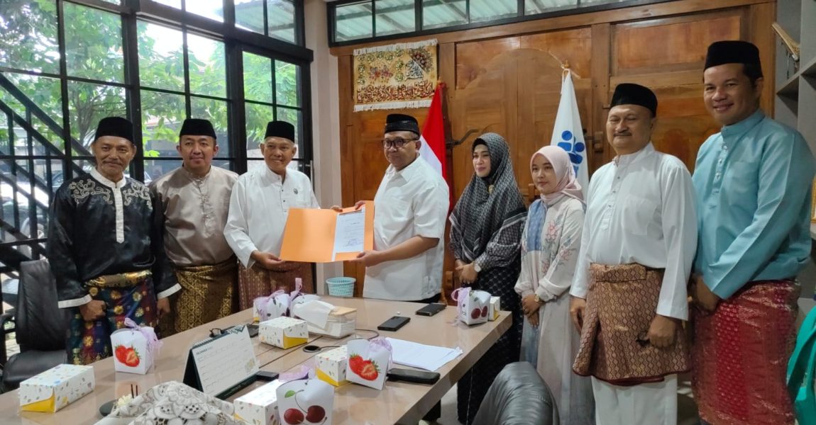 Wamenaker Afriansyah Dapat Gelar Bandar Mudo Pengimbang Rajo dari LAM Jambi