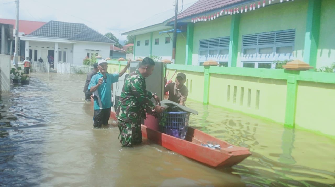 TNI Turut Aktif Dalam Upaya Penanganan Bencana Banjir Provinsi Jambi