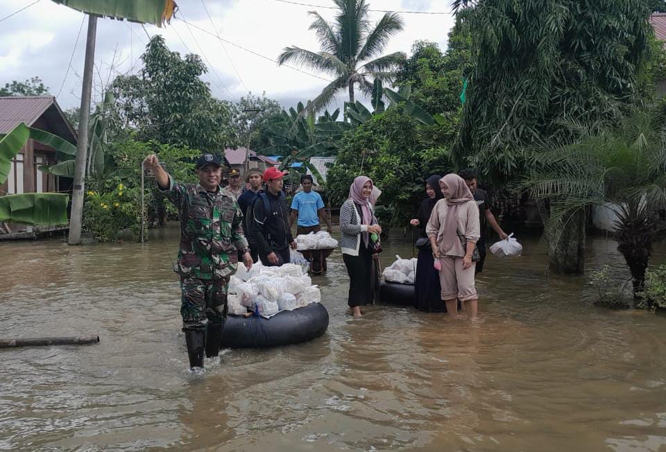 TNI Bersama Warga Bantu Distribusi Sembako untuk Korban Banjir Kalsel