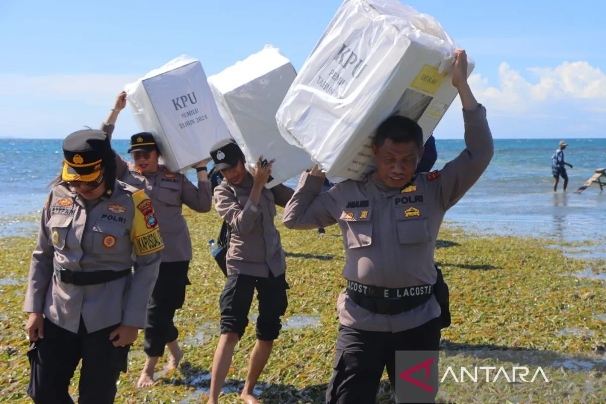 Perahu Tak Bisa Berlabuh, Polisi Langsung Sigap Pikul Kotak Suara ke Pulau Soop