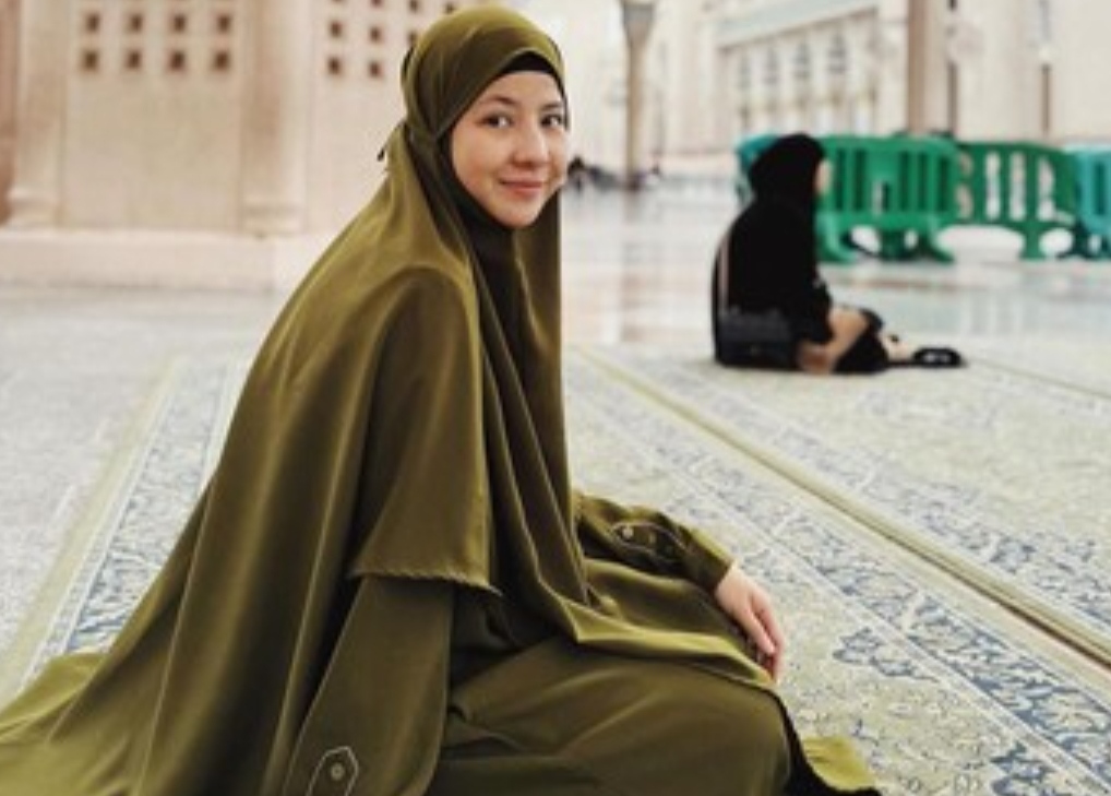 Pakai Cadar Saat Umrah Natasha Rizki Jadi Sorotan