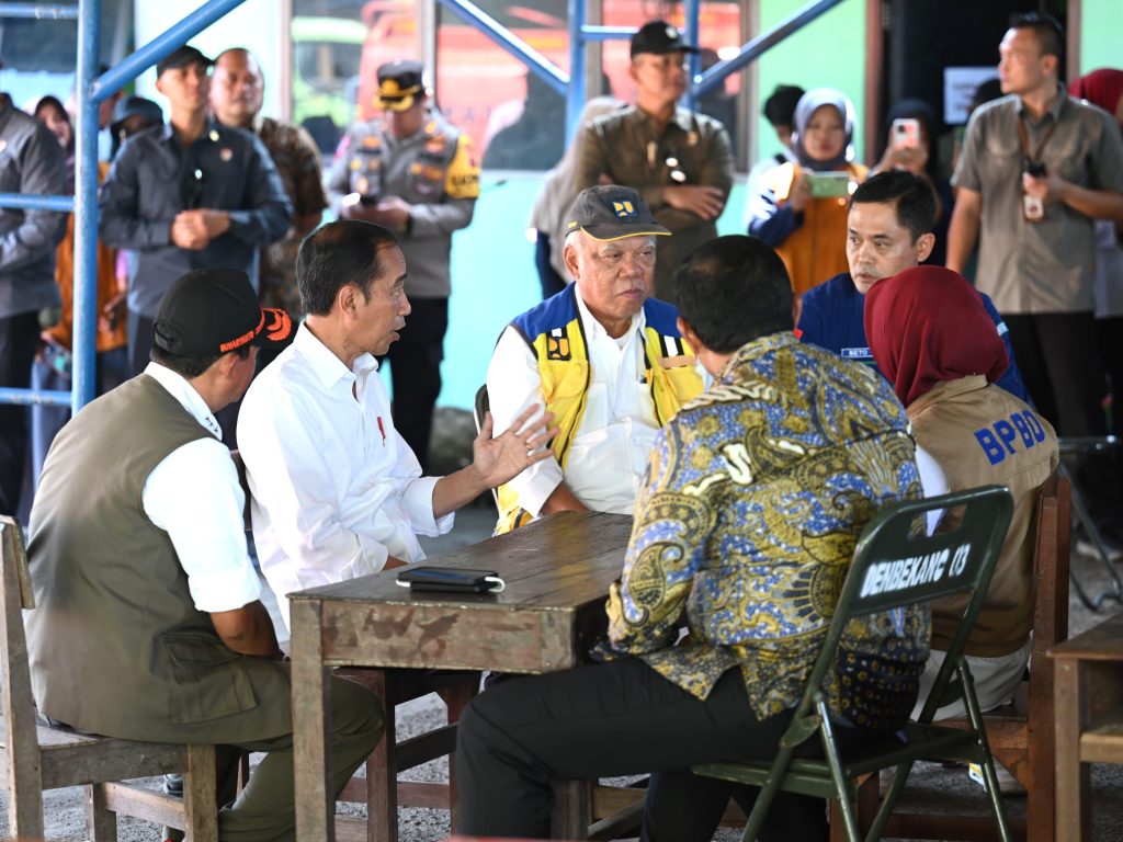 Jokowi Tinjau Posko Pengungsian Warga Terdampak Banjir di Demak