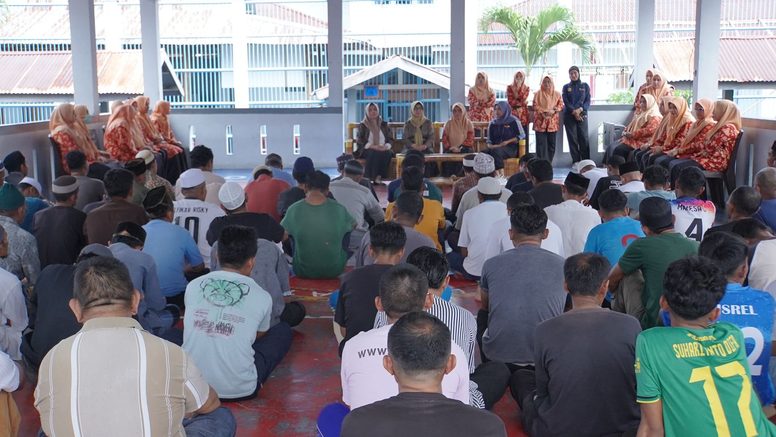 Dharma Wanita Persatuan Kota Tidore Berbagi Takjil di Rutan Kelas II B Soasio