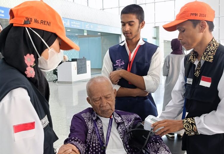 Tim Kesehatan Bandara Edukasi Jemaah Haji