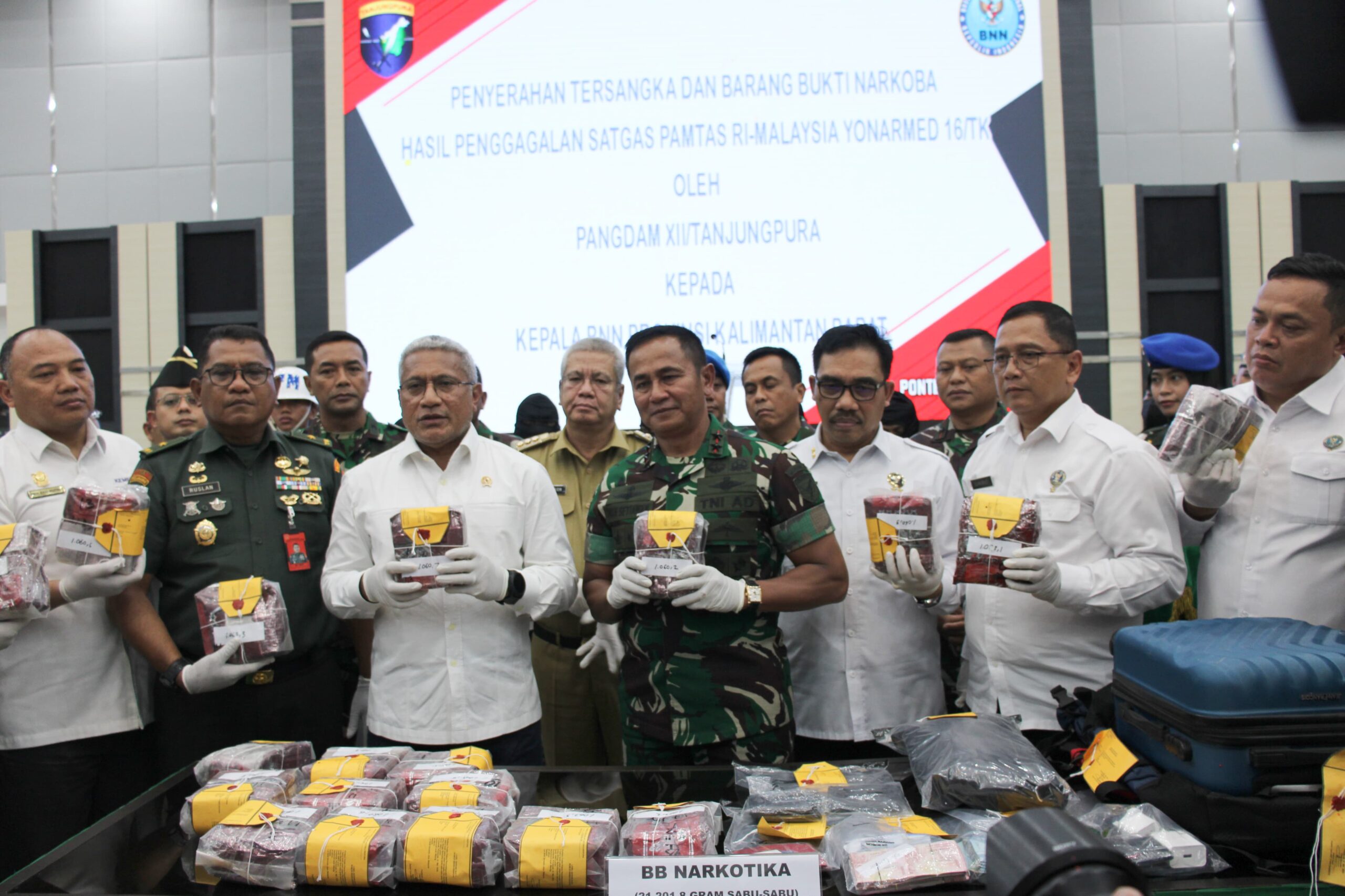 Pangdam XII/Tpr Serahkan Barang Bukti 21,2 Kg Sabu dan Lima Tersangka Kepada Kepala BNN RI