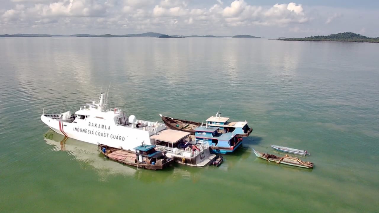 Bakamla RI Tangkap Tiga Kapal Penambang Pasir Ilegal di Perairan Karimun