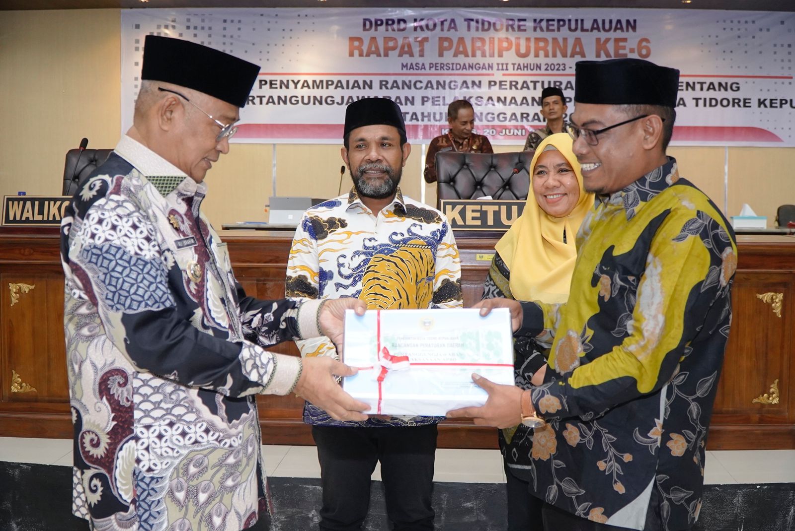 Wali Kota Tidore Sampaikan Rancangan Perda LPP APBD 2023 dalam Rapat Paripurna