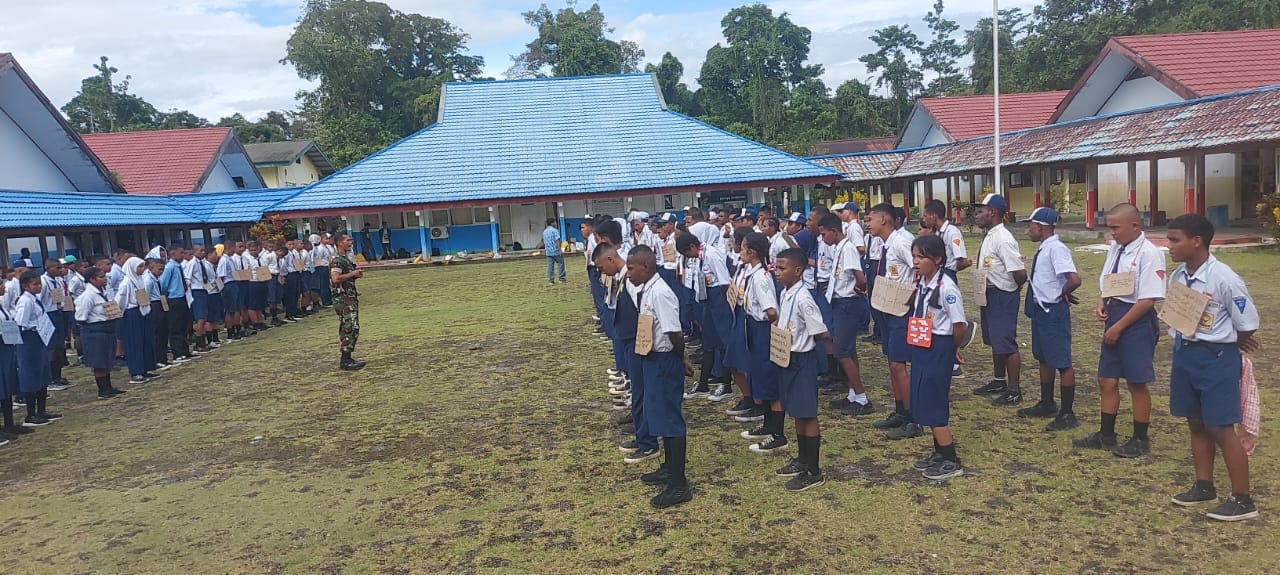 Babinsa Koramil 1710-03/Kuala Kencana Latih PBB Pelajar Baru SMKN 1 Mimika