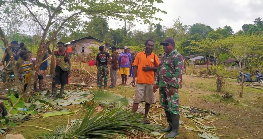 Danramil 1710-06/Agimuga Membantu Kelancaran Acara Adat Bakar Batu Dalam Acara Kedukaan Warga Yang Meninggal Dunia