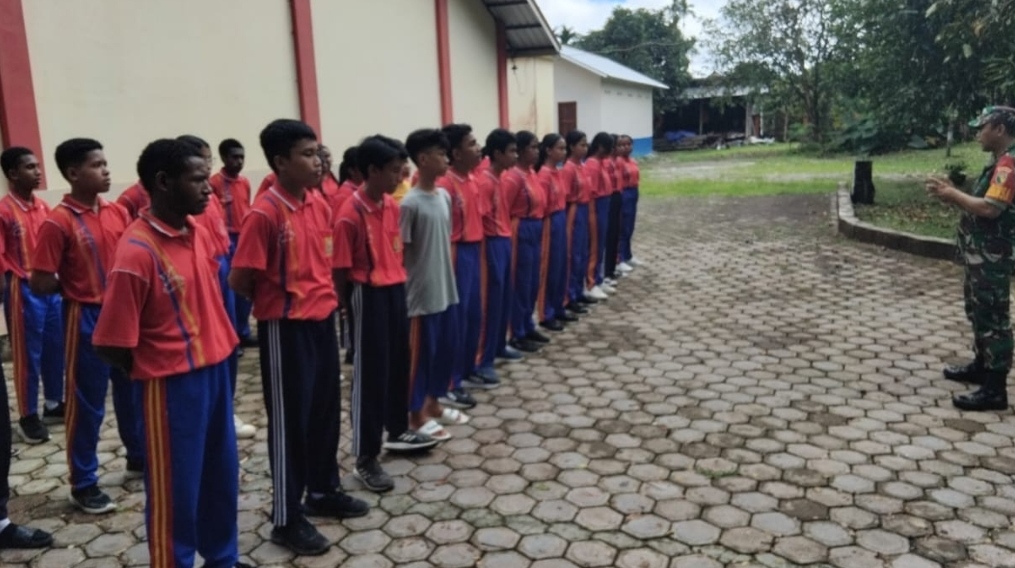 Babinsa Koramil 03/Kuala Kencana Latih Siswa PBB