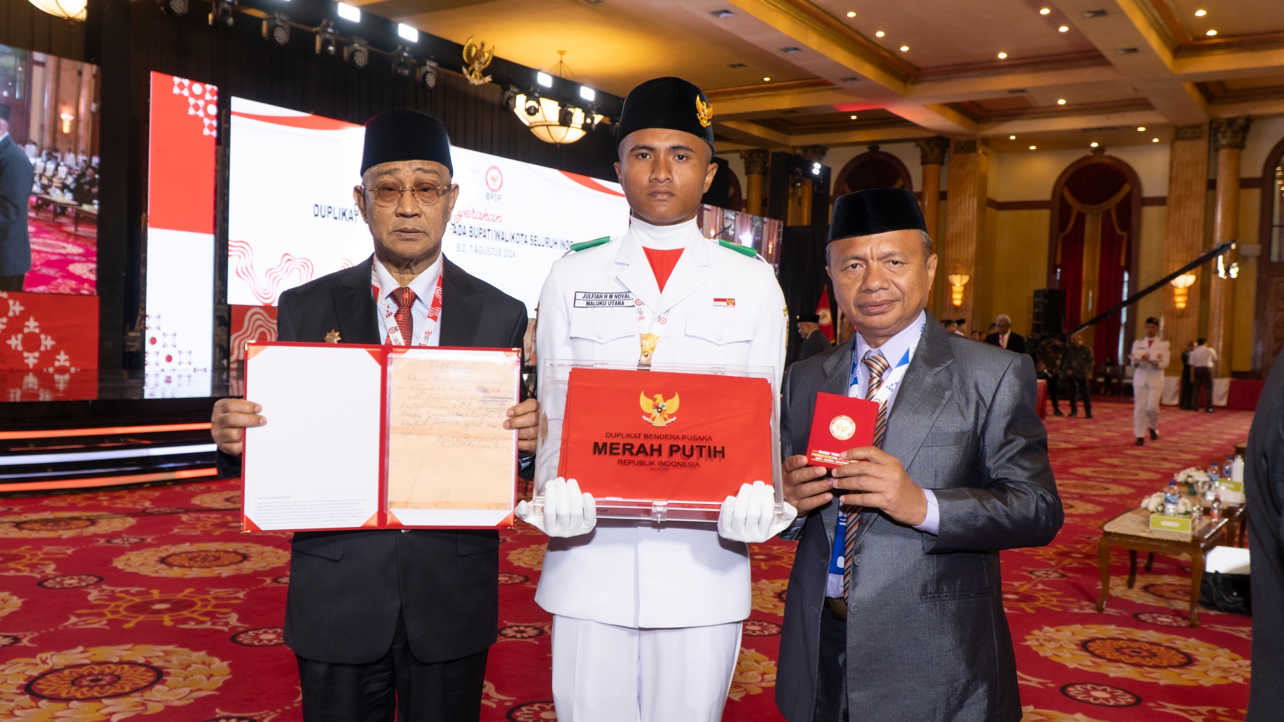 Wali Kota Tidore Ali Ibrahim Terima Duplikat Bendera Pusaka dari BPIP